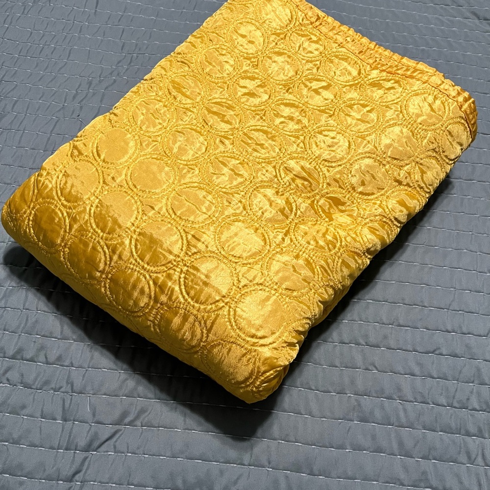 Twin Sunshine Yellow Quilted Bedspread - Picture 4 of 5